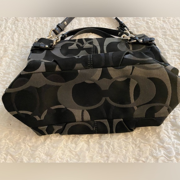 VGUC COACH handbag in black. Medium sized with silver buckles - Picture 3 of 6